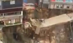 Hố tử thần 'nuốt chửng' cả tòa nhà cao tầng